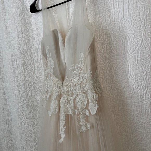 Enzoani Beautiful Bridal BT17-12 Wedding Gown size 4 - Picture 11 of 16